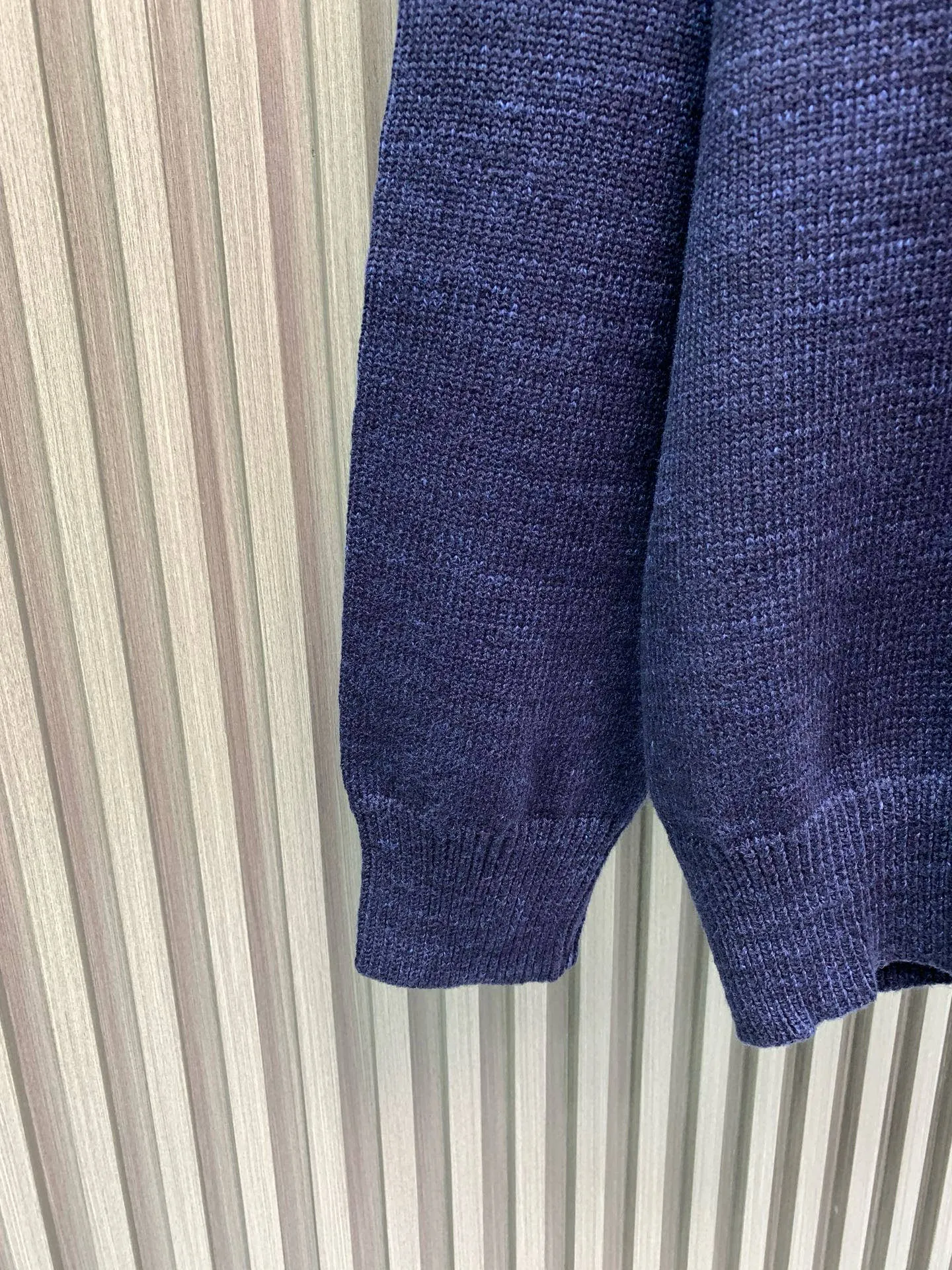 🅿️400 🀄️ Louis Vuitton Louis Vuitton 25SS Lou*s Vuitt*n new conch embroidered logo floral button round neck long-sleeved sweater 100% cotton navy blue color same style full size available for men and women in stock Process description: Use singed mercerized long-staple cotton Custom dyed yarn color similarity is as high as 95% for spinning Use 100% top-grade long-staple cotton Fully combed and tightly sewn with singeing and mercerization technology, more wrinkle-resistant and non-pilling, clear texture, non-sticky for long-term wear in summer, particularly good at absorbing sweat. The body is woven using a 7-needle computerized flat knitting machine. The embroidery is made with water-soluble cloth, with up to 3,000 lines of embroidery. Restores YB quality. Navy blue and dark colors are worn in advanced and slimming styles, showing a casual and lazy style. Customized surface accessories